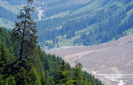 Dort, wo früher Blatten war, liegt heute nur noch Geröll. Der RC Leuk-Leukerbad hilft (Foto: iStock)